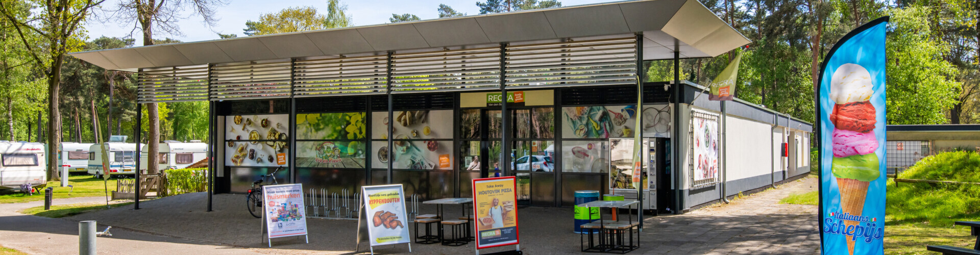 Buitenaanzicht supermarkt vlaggen