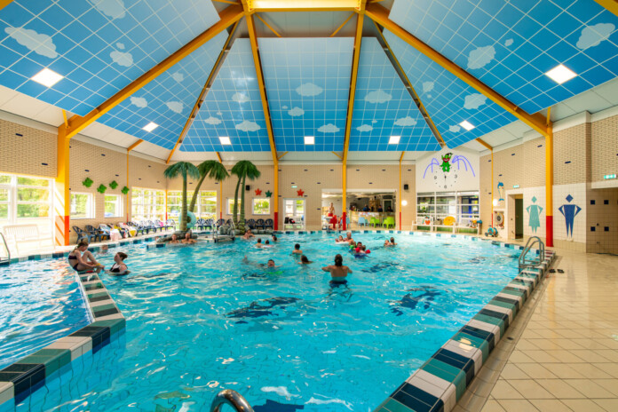 Kinderen spelen in het binnenbad van camping de Heldense Bossen