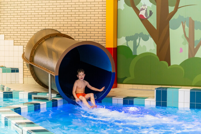 Binnenzwemmen glijbaan jongen