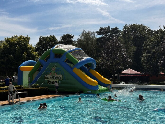 Buitenzwembad van camping de Heldense Bossen in de zomer